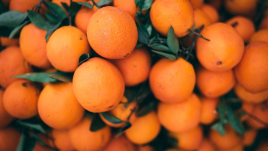 वजन से करें पहचान - संतरा खरीदते समय उसके वजन पर ध्यान दें. भारी संतरे में रस ज्यादा होता है और वह आमतौर पर मीठा निकलता है, जबकि हल्का संतरा अक्सर खट्टा या सूखा हो सकता है.