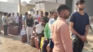 LPG गैस सिलेंडर सप्लाई को लेकर घमासान, सरकार ने हेल्पलाइन नंबर जारी करने शुरू किए  