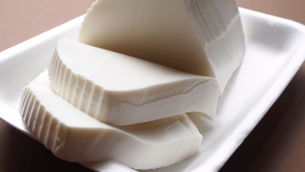 कीमत से पहचान और सावधानी: 1 लीटर दूध से लगभग 150 ग्राम पनीर बनता है. इसलिए बहुत कम कीमत पर मिलने वाला पनीर संदिग्ध माना जा सकता है. बाजार में शुद्ध पनीर की कीमत लगभग 440 रुपये प्रति किलो होती है, इसलिए सस्ता पनीर खरीदते समय सतर्क रहें.