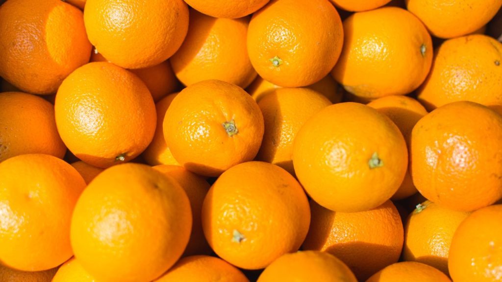 सुगंध से पहचानें ताजगी - मीठे और ताजे संतरे से हल्की मीठी खुशबू आती है. अगर संतरे में कोई खुशबू नहीं है या खट्टी गंध आती है, तो वह अच्छा नहीं हो सकता.