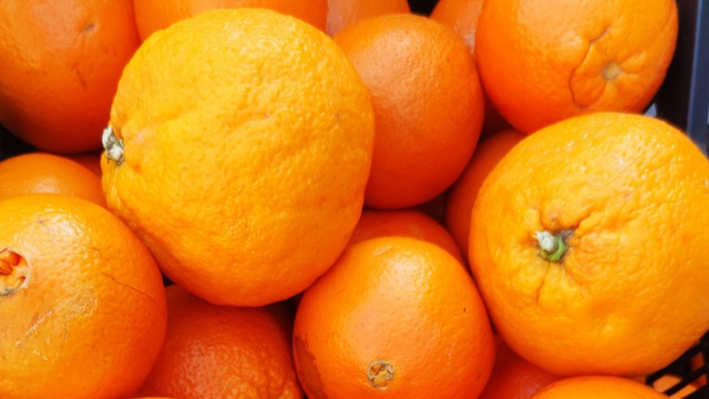 दबाकर देखें फल की मजबूती - ताजा और रसीला संतरा दबाने पर हल्का मजबूत और लचीला महसूस होता है. बहुत नरम या पिलपिला संतरा पुराना हो सकता है.