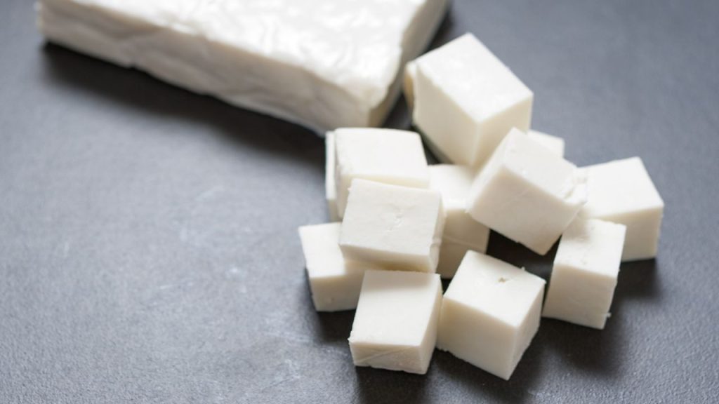 पनीर की संरचना से पहचान: असली पनीर हल्का जालीदार या दानेदार होता है. नकली पनीर के अंदर का हिस्सा बिल्कुल सपाट और रबर जैसा दिखाई देता है. इसे काटकर देखने से आसानी से असली और नकली पनीर में अंतर किया जा सकता है.