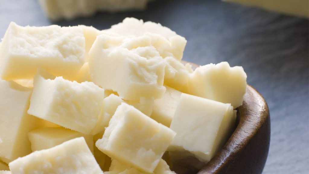 स्वाद और सुगंध से पहचान: असली पनीर हल्की मिठास और दूध जैसा स्वाद देता है. वहीं नकली पनीर में स्वाद बेस्वाद या अजीब हो सकता है. स्वाद और हल्की गंध की पहचान से भी आप पनीर की शुद्धता का अंदाजा लगा सकते हैं.