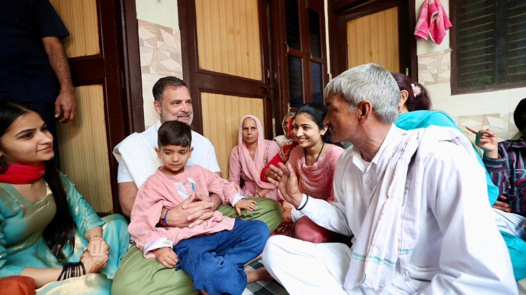 कांग्रेस नेता राहुल गांधी हरियाणा में किसान संजय मलिक के घर उनकी बेटी तनु की शादी में शामिल हुए. परिवार के निमंत्रण पर पहुंचे राहुल गांधी का वहां बेहद आत्मीय और पारिवारिक अंदाज में स्वागत किया गया.