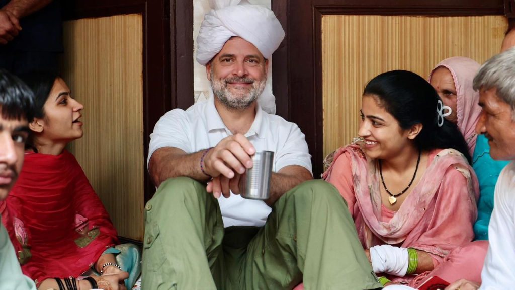 समारोह में मौजूद लोगों के साथ राहुल गांधी ने काफी समय बिताया और परिवार के बच्चों तथा बुजुर्गों से भी मुलाकात की, जिससे माहौल और भी अपनापन भरा नजर आया.