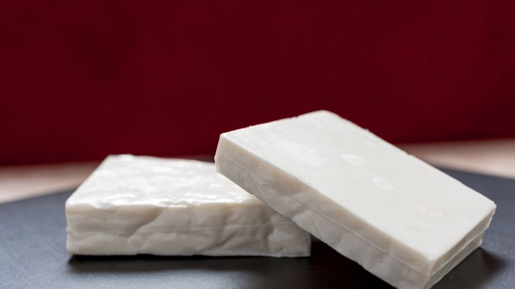 नकली पनीर से स्वास्थ्य संबंधी जोखिम: नकली पनीर में अक्सर घटिया सामग्री और केमिकल मिलाए जाते हैं. इसे खाने से पेट में दर्द, अपच, एलर्जी या अन्य गंभीर स्वास्थ्य समस्याएं हो सकती हैं. इसलिए पनीर खरीदते समय सावधानी बरतना जरूरी है.