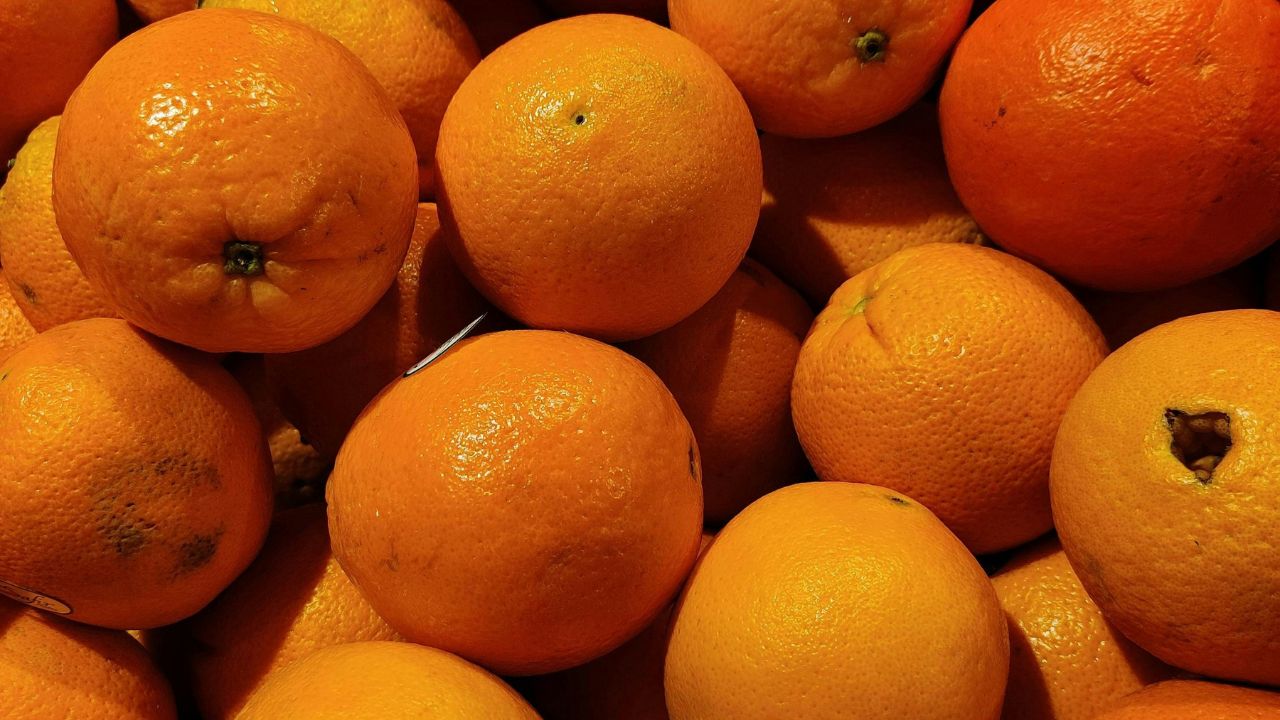 Tips And Tricks How To Identify Sweet Juicy Oranges Meethe Santre Ki Pehchan Kaise Kare