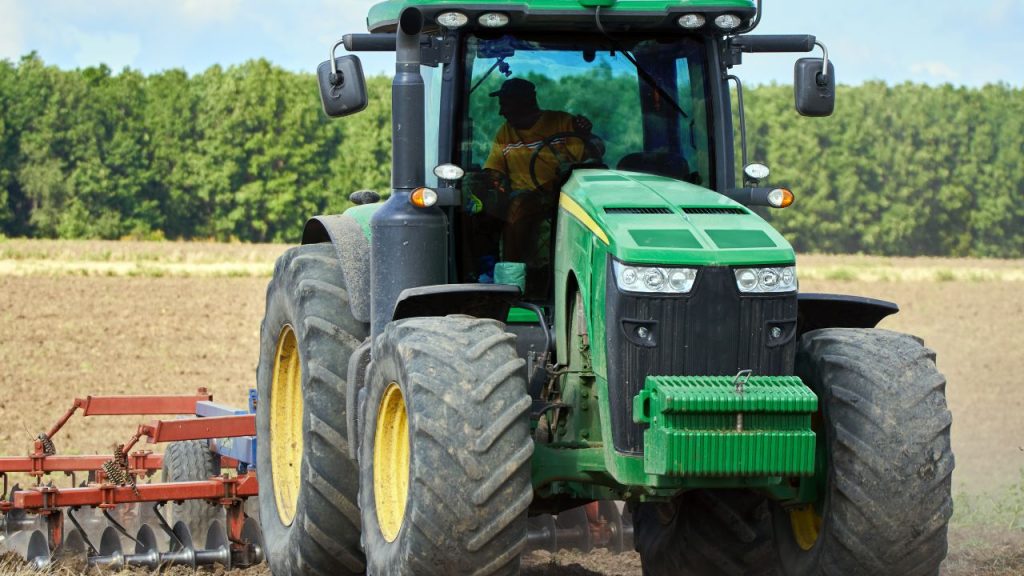 फ्यूल इंजेक्टर और पंप की जांच: अगर फ्यूल इंजेक्टर जाम हो जाए या फ्यूल पंप की टाइमिंग गड़बड़ हो जाए, तो डीजल सही समय पर सिलेंडर में नहीं पहुंचता और अधजला ईंधन धुएँ में बदल जाता है. फ्यूल इंजेक्टर और पंप की जांच: अगर फ्यूल इंजेक्टर जाम हो जाए या फ्यूल पंप की टाइमिंग गड़बड़ हो जाए, तो डीजल सही समय पर सिलेंडर में नहीं पहुंचता और अधजला ईंधन धुएँ में बदल जाता है.