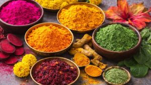 Holi 2026: केमिकल रंगों को कहें अलविदा, फूल और सब्जियां से बनाएं सुरक्षित होली कलर