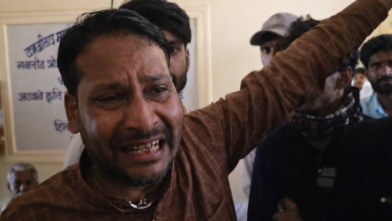 बेटी की शादी कल है… फसल न बिकने पर हाथ जोड़कर रो पड़ा किसान, कीमत पर हुआ पूरा विवाद