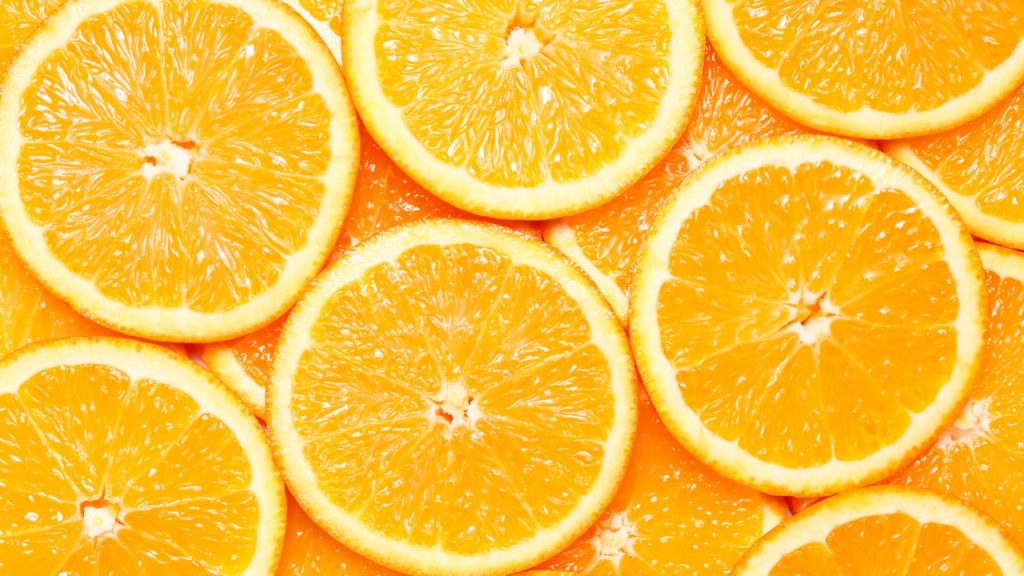 रंग से पता चलता है स्वाद - गहरे नारंगी रंग का संतरा आमतौर पर पूरी तरह पका हुआ और मीठा होता है. ज्यादा हरे रंग के संतरे अक्सर कच्चे होते हैं और स्वाद में खट्टे हो सकते हैं.