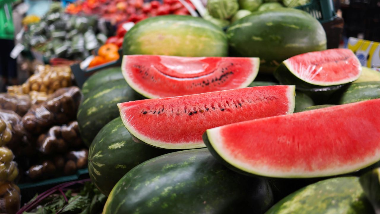 How To Choose Sweet Ripe Watermelon Easy Expert Tips Size Color Weight Thump Test Summer Fruit Guide