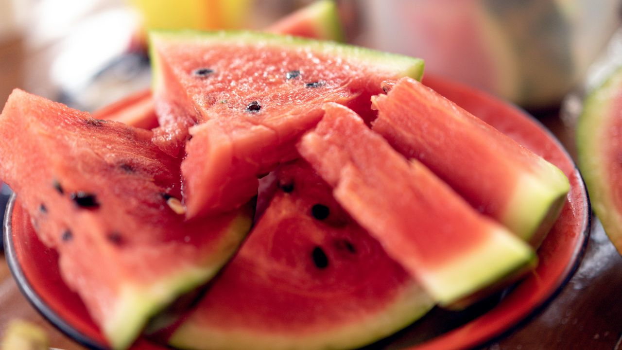 How To Choose Sweet Watermelon Easy Tips To Identify Ripe Juicy Red Watermelon Without Cutting