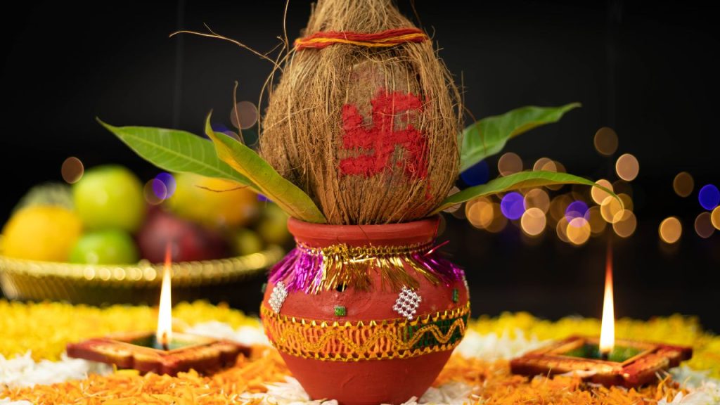 सोना हमेशा सुरक्षित निवेश माना गया है. आर्थिक अनिश्चितता के समय, यह वित्तीय सुरक्षा का भरोसा देता है. इस दिन सोना खरीदना पारंपरिक विश्वास और आधुनिक निवेश की समझ का मेल है. सोना हमेशा सुरक्षित निवेश माना गया है. आर्थिक अनिश्चितता के समय, यह वित्तीय सुरक्षा का भरोसा देता है. इस दिन सोना खरीदना पारंपरिक विश्वास और आधुनिक निवेश की समझ का मेल है.