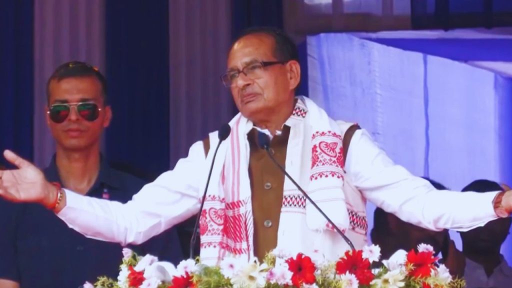 चौहान ने बताया कि असम वही भूमि है जहां श्रीमंत शंकरदेव ने भक्ति का दीप जलाया और लचित बरफुकन ने शौर्य और वीरता की नई परिभाषा लिखी. यह असम के इतिहास और सांस्कृतिक गौरव का प्रतीक है. चौहान ने बताया कि असम वही भूमि है जहां श्रीमंत शंकरदेव ने भक्ति का दीप जलाया और लचित बरफुकन ने शौर्य और वीरता की नई परिभाषा लिखी. यह असम के इतिहास और सांस्कृतिक गौरव का प्रतीक है.