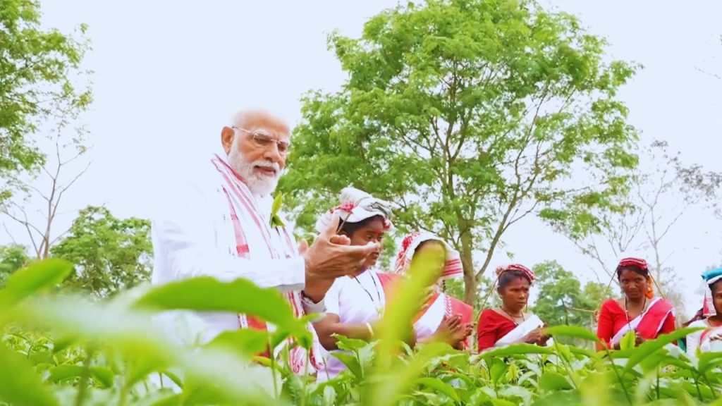 प्रधानमंत्री नरेंद्र मोदी ने असम के दिब्रूगढ़ स्थित चाय बगान का दौरा किया. इस दौरान उन्होंने वहां काम कर रही महिलाओं से सीधे बातचीत की और उनके मेहनत भरे जीवन को करीब से देखा. यह दौरा चुनाव से पहले की तैयारियों और लोगों के साथ सीधे जुड़ाव का हिस्सा माना जा रहा है.
