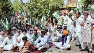 6 साल से किसानों का 19 लाख रुपये मुआवजा दबाए बैठा है एसबीआई, 22 गांवों के किसानों का हंगामा-नारेबाजी   