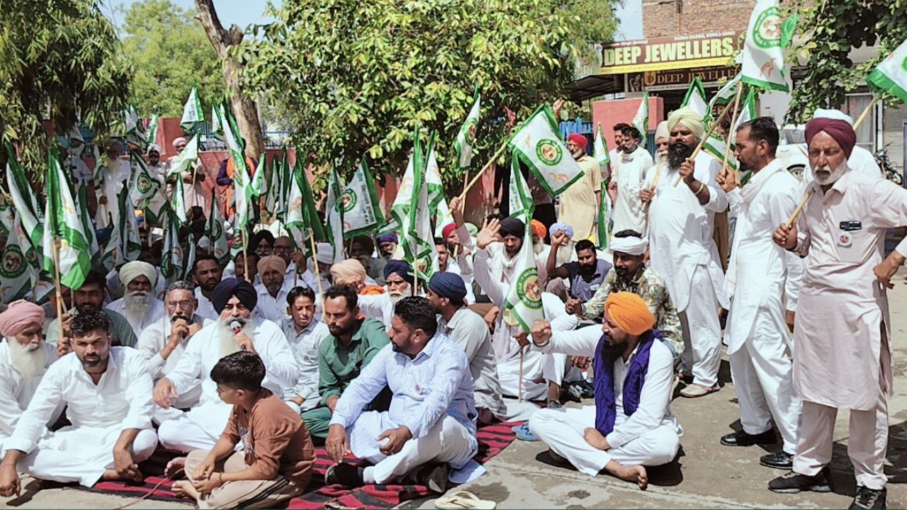 6 साल से किसानों का 19 लाख रुपये मुआवजा दबाए बैठा है एसबीआई, 22 गांवों के किसानों का हंगामा-नारेबाजी   