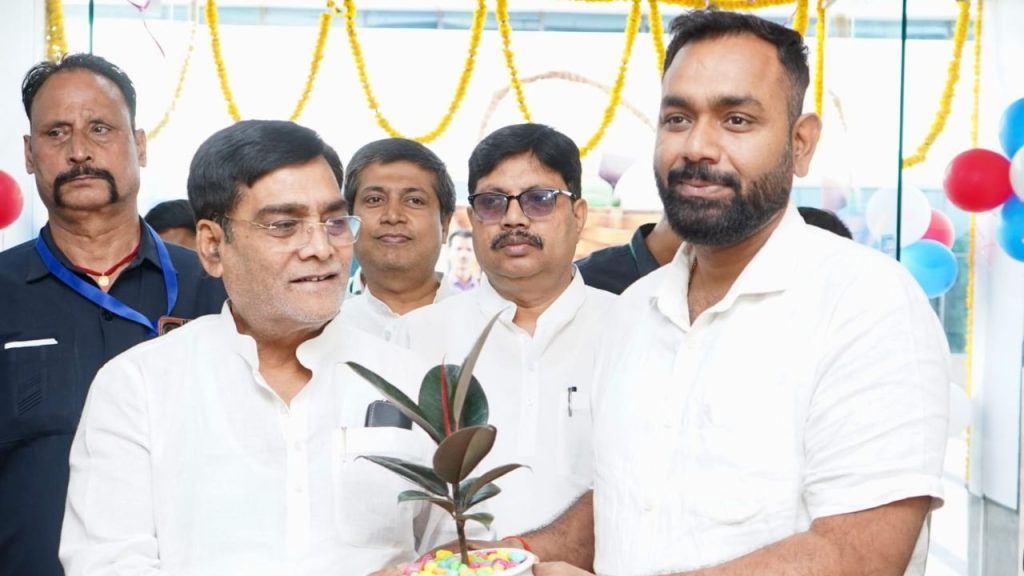 राज्य के 25 जिलों में 32 अनुमंडलों में मिट्टी की जांच के लिए रिसर्च लैब स्थापित की गई हैं. इसका उद्देश्य मिट्टी को स्वस्थ रखना और रासायनिक उर्वरकों के जरूरत से ज्यादा इस्तेमाल को रोकना है. स्वस्थ मिट्टी का मतलब अच्छी फसल, यही सीधा फायदा किसानों को मिलेगा.