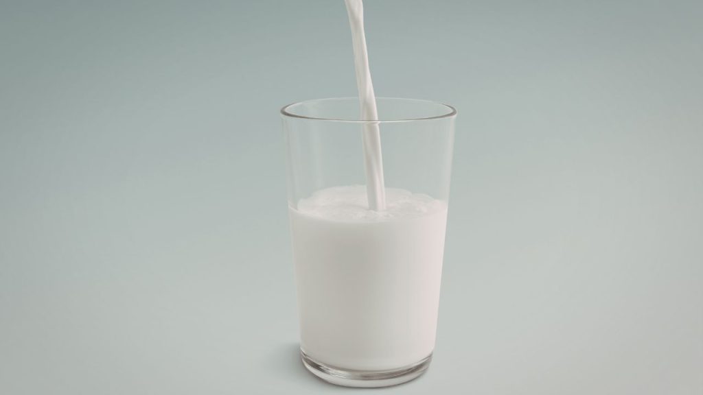 आजकल बाजार में मिलने वाले दूध में पानी, केमिकल और डिटर्जेंट जैसी चीजें मिलाने के मामले बढ़ रहे हैं. ज्यादा मुनाफा कमाने के चक्कर में की गई यह मिलावट स्वास्थ्य के लिए बेहद खतरनाक साबित हो सकती है.