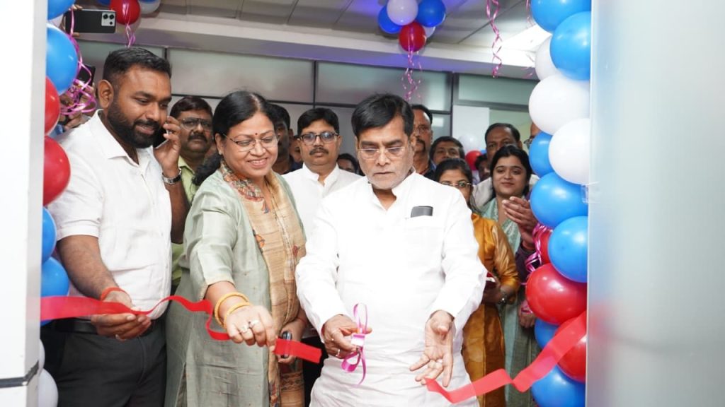 बिहार के 12 बीज केंद्रों में अब मॉडल कस्टम हायरिंग सेंटर खुल गए हैं. इन सेंटरों में किसान 25 अलग-अलग आधुनिक खेती के यंत्र सीधे इस्तेमाल कर पाएंगे. इससे बीज बनाने की गुणवत्ता सुधरेगी और फसल की पैदावार भी बढ़ेगी.