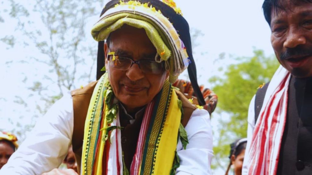 उन्होंने कांग्रेस पर आरोप लगाया कि असम के चाय बागानों के श्रमिकों को उनका हक कभी नहीं मिला. असम की चाय से दुनिया का सवेरा हुआ, लेकिन स्थानीय मजदूर अपने अधिकारों के लिए तरसते रहे. उन्होंने कांग्रेस पर आरोप लगाया कि असम के चाय बागानों के श्रमिकों को उनका हक कभी नहीं मिला. असम की चाय से दुनिया का सवेरा हुआ, लेकिन स्थानीय मजदूर अपने अधिकारों के लिए तरसते रहे.