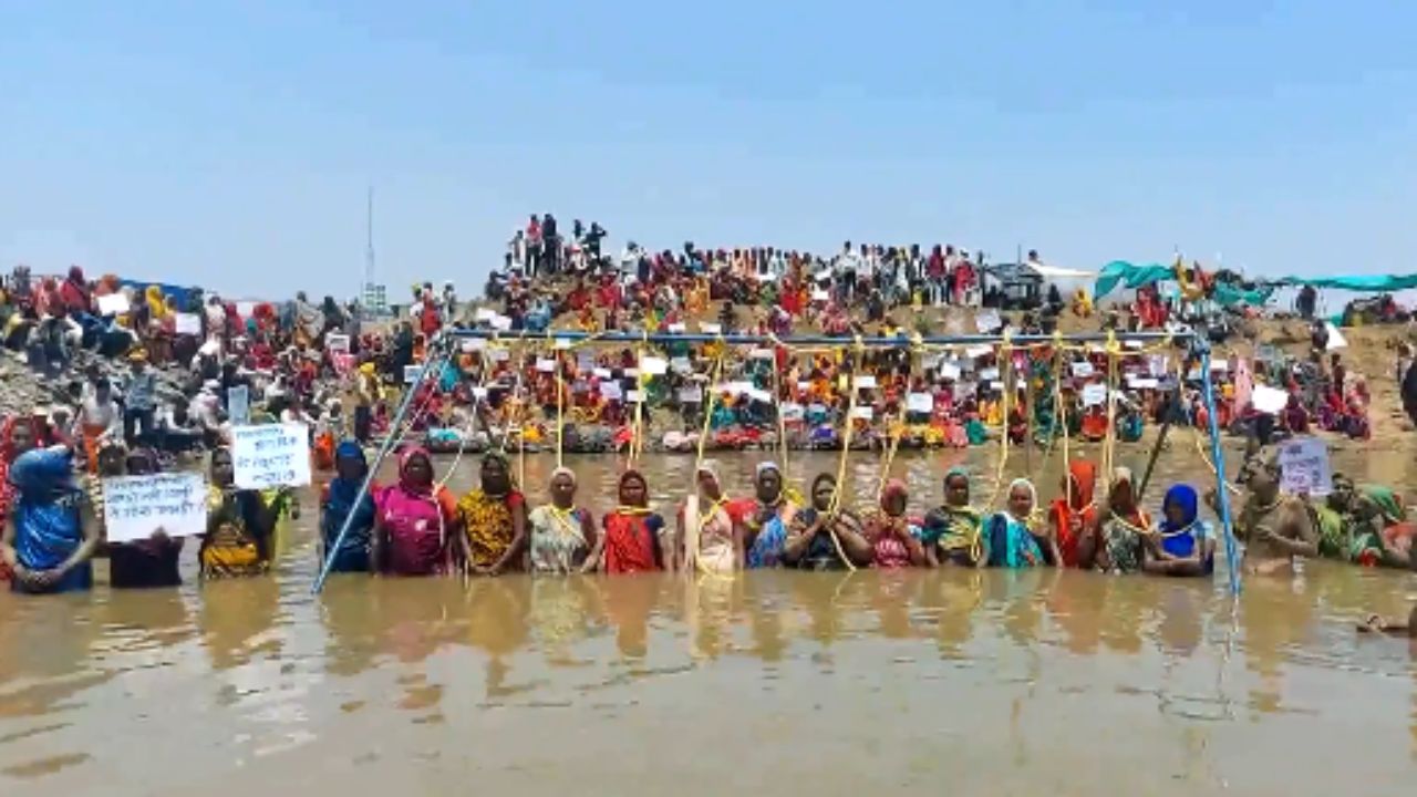 Ken Betwa Link Project Women And Children Protesting In Pond For 11 Days Learn Full Story