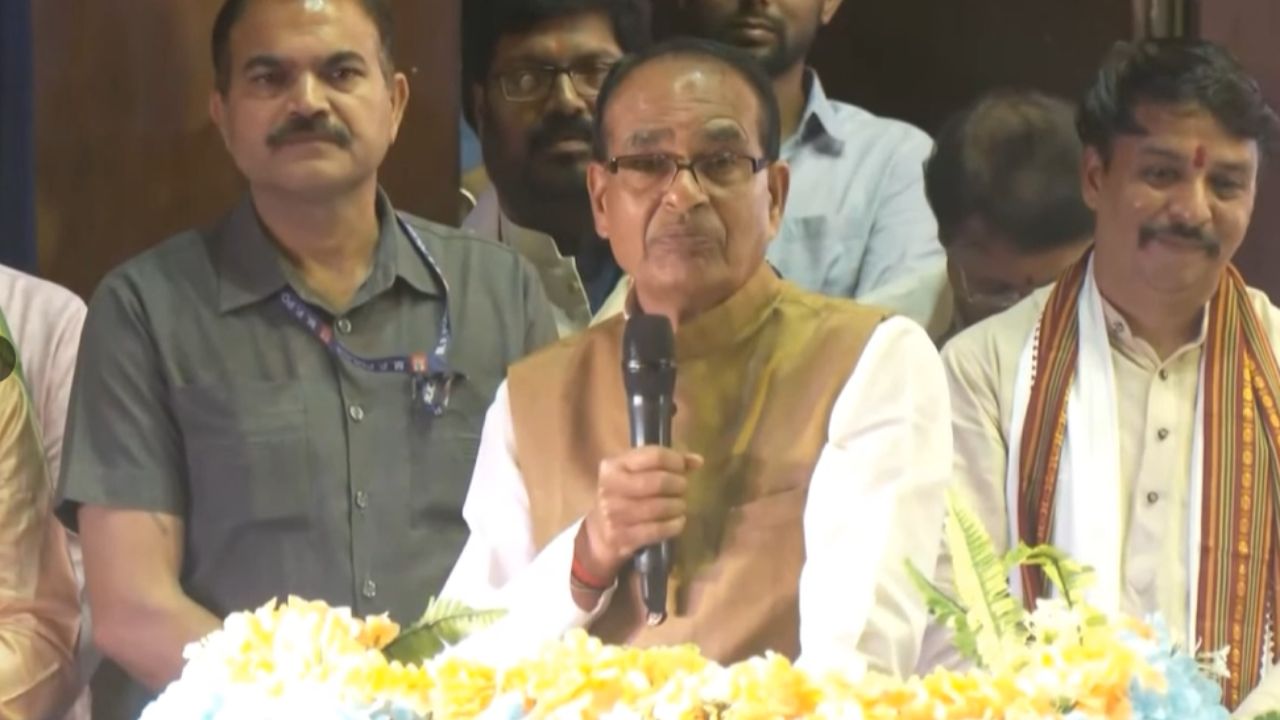 Shivraj Singh Chouhan Emotional After Hearing Plight Potato Farmers Singur 50 Kilos Of Potatoes Cost 100 Rupees Where Farmers Go