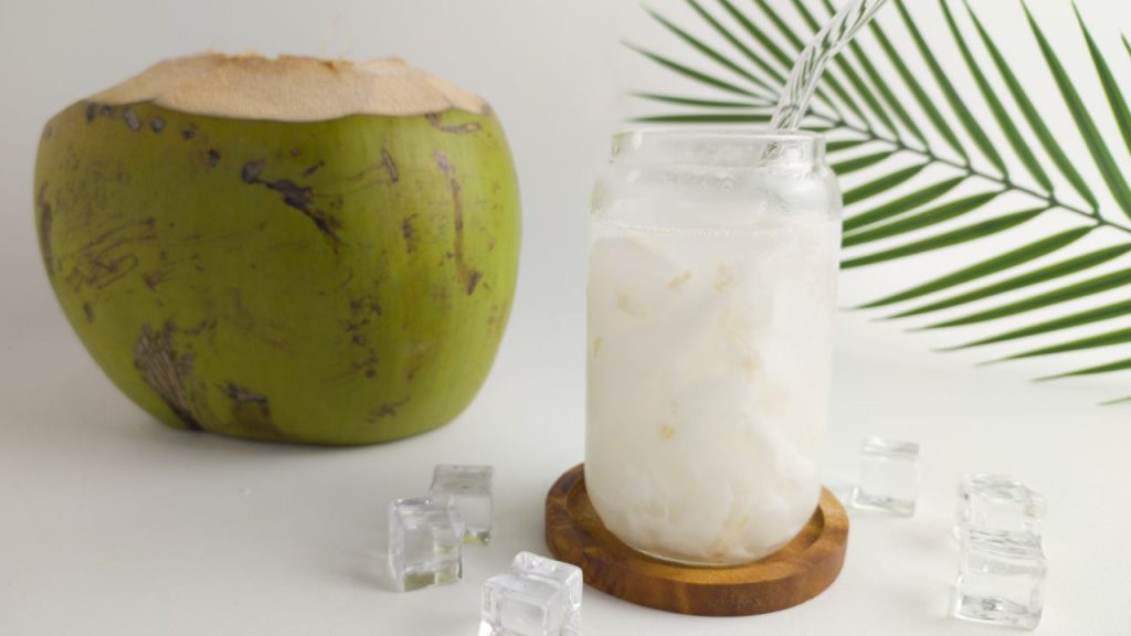 जब ग्राहक नारियल का ऑर्डर देते हैं, तो दुकानदार दोनों प्रकार के नारियल, पानी वाला और मलाई वाला लाते हैं. इससे ग्राहक अपनी जरूरत और पसंद के अनुसार ताजा नारियल पानी या मलाई दोनों में से चुन सकते हैं. इससे नारियल का पूरा आनंद लिया जा सकता है और भ्रम भी नहीं रहता. जब ग्राहक नारियल का ऑर्डर देते हैं, तो दुकानदार दोनों प्रकार के नारियल, पानी वाला और मलाई वाला लाते हैं. इससे ग्राहक अपनी जरूरत और पसंद के अनुसार ताजा नारियल पानी या मलाई दोनों में से चुन सकते हैं. इससे नारियल का पूरा आनंद लिया जा सकता है और भ्रम भी नहीं रहता.