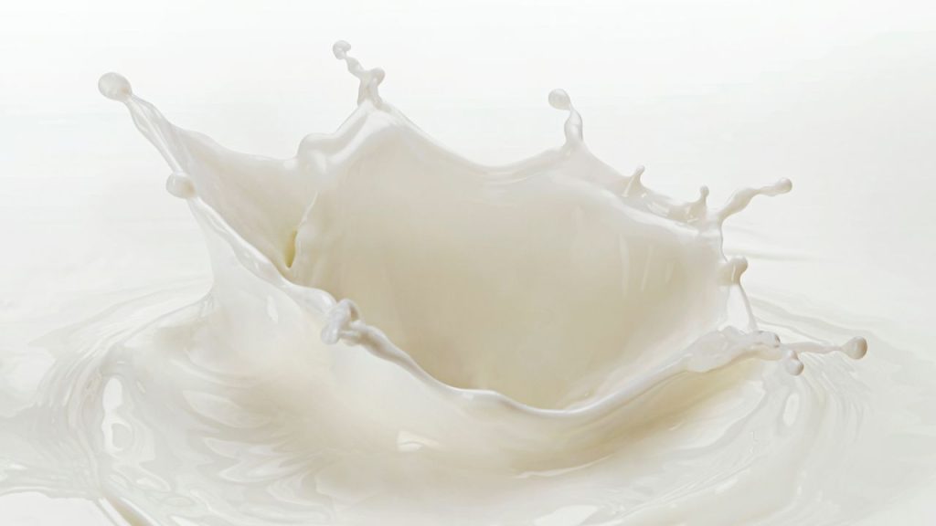 एक साफ गिलास में 5-10 ml दूध लेकर उसे कुछ सेकंड तक जोर से हिलाएं. अगर दूध में ज्यादा झाग या बुलबुले बनने लगते हैं, तो यह डिटर्जेंट मिलावट का संकेत हो सकता है. शुद्ध दूध में इस तरह का झाग नहीं बनता.