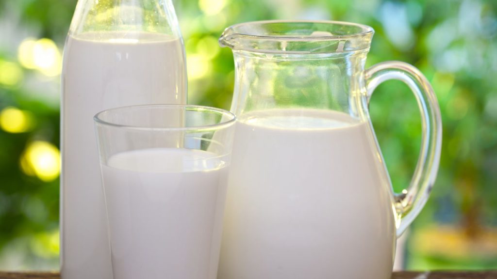 हमेशा भरोसेमंद डेयरी या ब्रांड का दूध ही खरीदें. पैकेट पर दी गई एक्सपायरी डेट, सील और गुणवत्ता की जानकारी जरूर जांचें. अगर दूध के रंग, गंध या स्वाद में कोई बदलाव महसूस हो, तो उसे इस्तेमाल करने से पहले जांच करना जरूरी है.