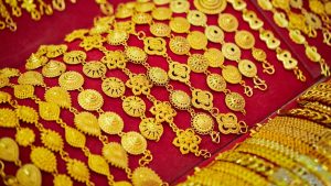 Gold Rate: सप्ताह की शुरुआत में सस्ता हुआ सोना, चांदी में भी गिरावट, जानें दिल्ली से लखनऊ तक के ताजा भाव