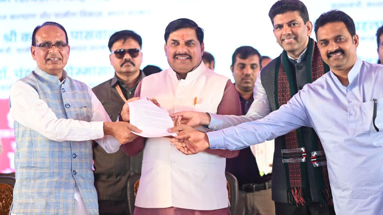Cenetr Approved Moong And Mustard Procurement At Msp For Madhya Pradesh Agriculture Minister Shivraj Singh Hands Over Approval Letter To Cm Mohan Yadav