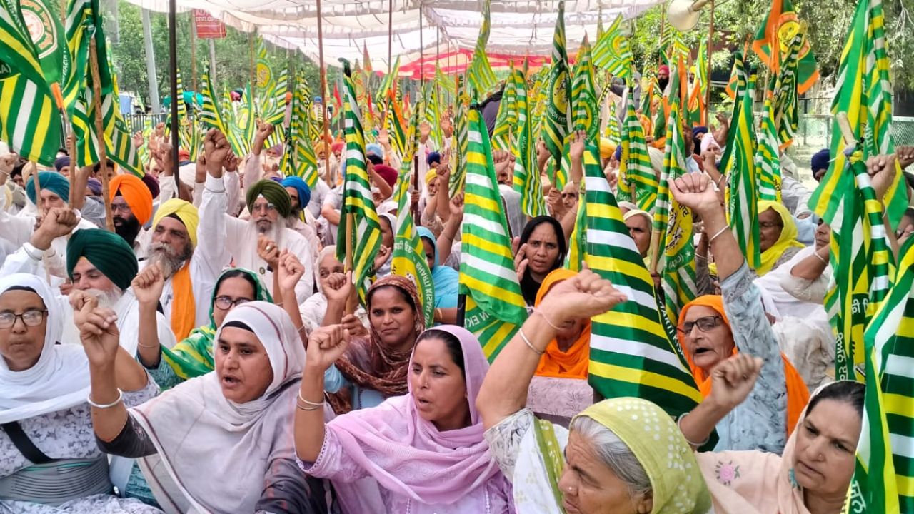 Farmers Protest Chandigarh Police Use Water Cannons Tear Gas To Disperse Protesting Farmers At Chandigarh Border