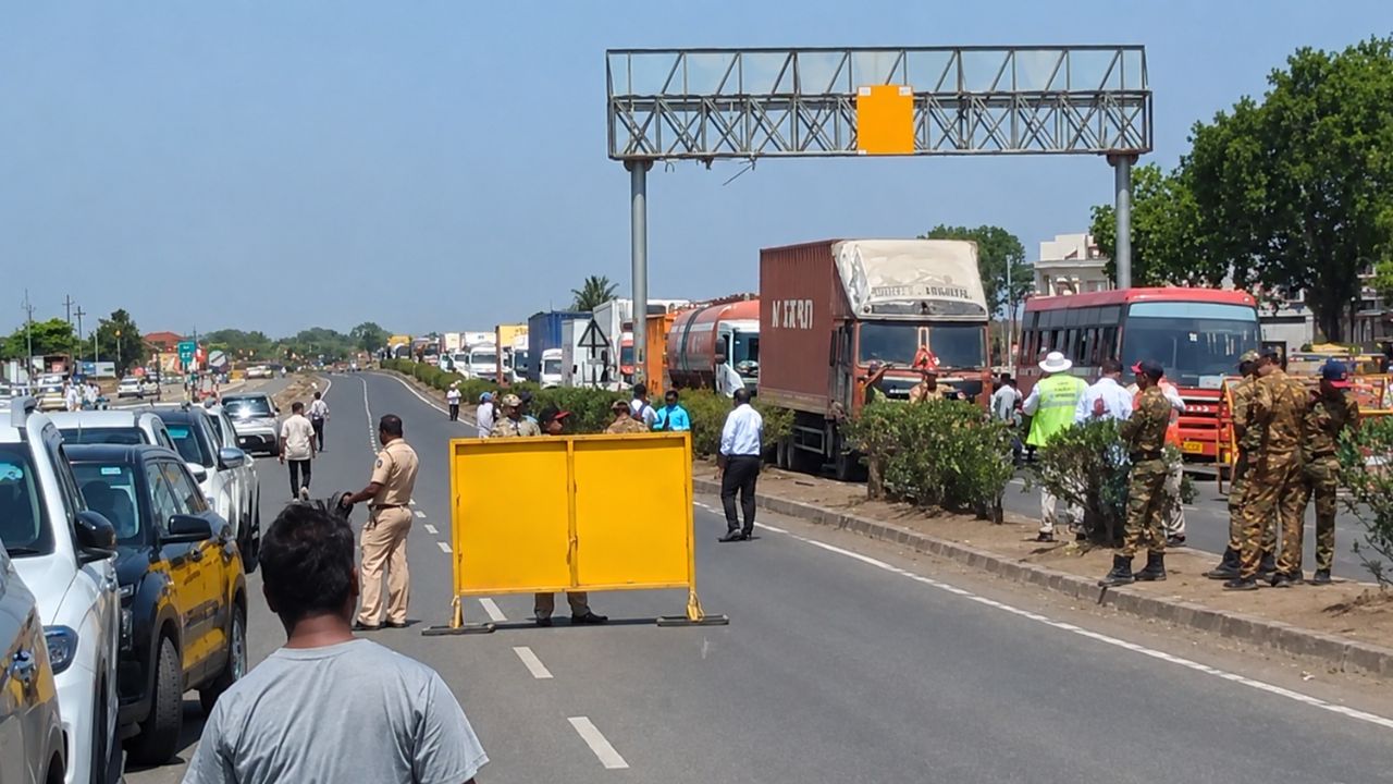 Onion Farmers Block Highway And Raise Slogans In Maharashtra Deflate Vehicle Tires Police Detain Several Protesters