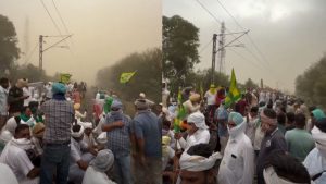 गेहूं खरीद को लेकर किसानों ने रेलवे ट्रैक जाम किया, सरकार के खिलाफ जमकर नारेबाजी और हंगामा गेहूं खरीद को लेकर किसानों ने रेलवे ट्रैक जाम किया, सरकार के खिलाफ जमकर नारेबाजी और हंगामा