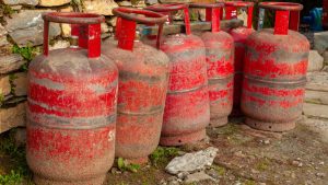 1.5 करोड़ का LPG घोटाला! फूड अफसर और डीलरों ने मिलकर उड़ाई गैस, वजन जांच में खुला राज 1.5 करोड़ का LPG घोटाला! फूड अफसर और डीलरों ने मिलकर उड़ाई गैस, वजन जांच में खुला राज