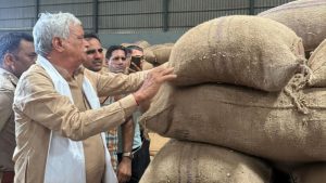 नकली मूंगफली बीज फैक्ट्री का भंडाफोड़, कृषि मंत्री की रेड में 60 लाख बोरियां बरामद