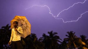 आंधी-तूफान और बिजली गिरने के दौरान बरतें सावधानी, IMD की इन चेतावनियों को न करें नजरअंदाज