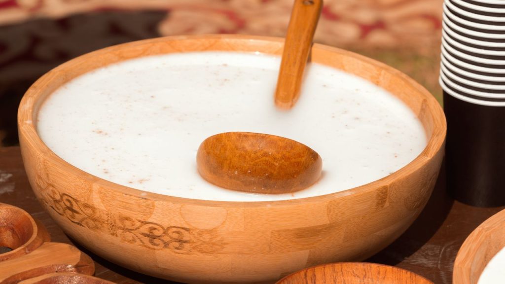 ऊंटनी का दूध कई जरूरी पोषक तत्वों का खजाना माना जाता है. इसमें विटामिन-सी, कैल्शियम, आयरन, पोटेशियम और प्रोटीन जैसे तत्व भरपूर मात्रा में पाए जाते हैं, जो शरीर को ताकत देने और रोग प्रतिरोधक क्षमता बढ़ाने में मदद करते हैं.
ऊंटनी का दूध कई जरूरी पोषक तत्वों का खजाना माना जाता है. इसमें विटामिन-सी, कैल्शियम, आयरन, पोटेशियम और प्रोटीन जैसे तत्व भरपूर मात्रा में पाए जाते हैं, जो शरीर को ताकत देने और रोग प्रतिरोधक क्षमता बढ़ाने में मदद करते हैं.