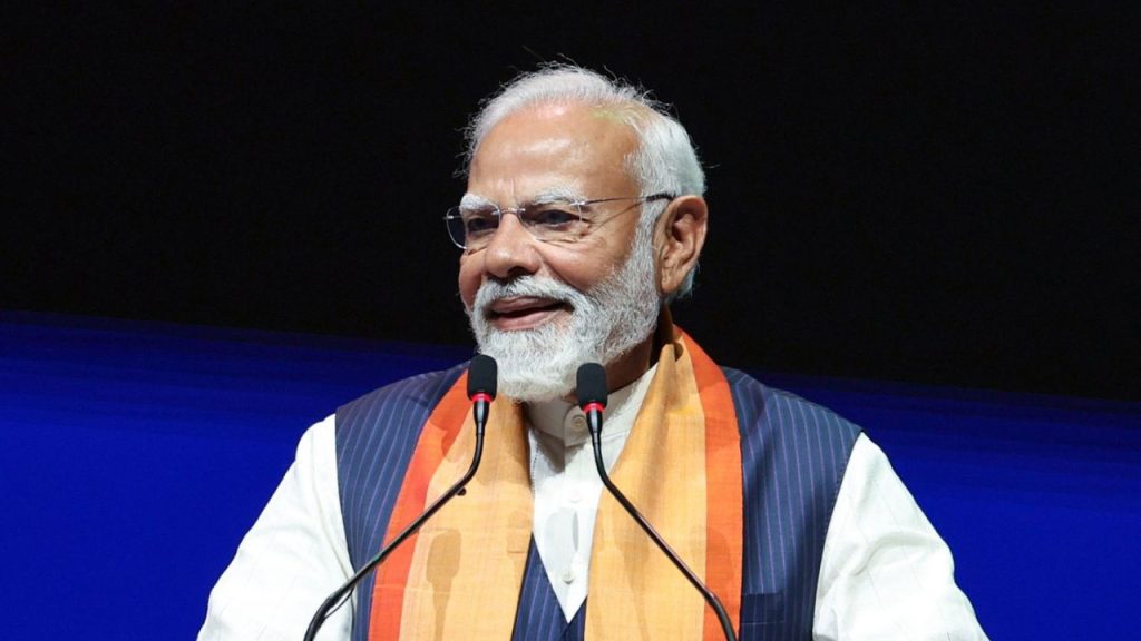 प्रधानमंत्री नरेंद्र मोदी 20 जून को पश्चिम बंगाल के तारकेश्वर से पीएम किसान योजना की 23वीं किस्त जारी करेंगे. इस दौरान देशभर के 9 करोड़ से ज्यादा किसानों के बैंक खातों में सीधे 2000-2000 रुपये भेजे जाएंगे, जिससे पारदर्शिता बनी रहेगी और किसी भी तरह के बिचौलियों की जरूरत नहीं पड़ेगी.
प्रधानमंत्री नरेंद्र मोदी 20 जून को पश्चिम बंगाल के तारकेश्वर से पीएम किसान योजना की 23वीं किस्त जारी करेंगे. इस दौरान देशभर के 9 करोड़ से ज्यादा किसानों के बैंक खातों में सीधे 2000-2000 रुपये भेजे जाएंगे, जिससे पारदर्शिता बनी रहेगी और किसी भी तरह के बिचौलियों की जरूरत नहीं पड़ेगी.