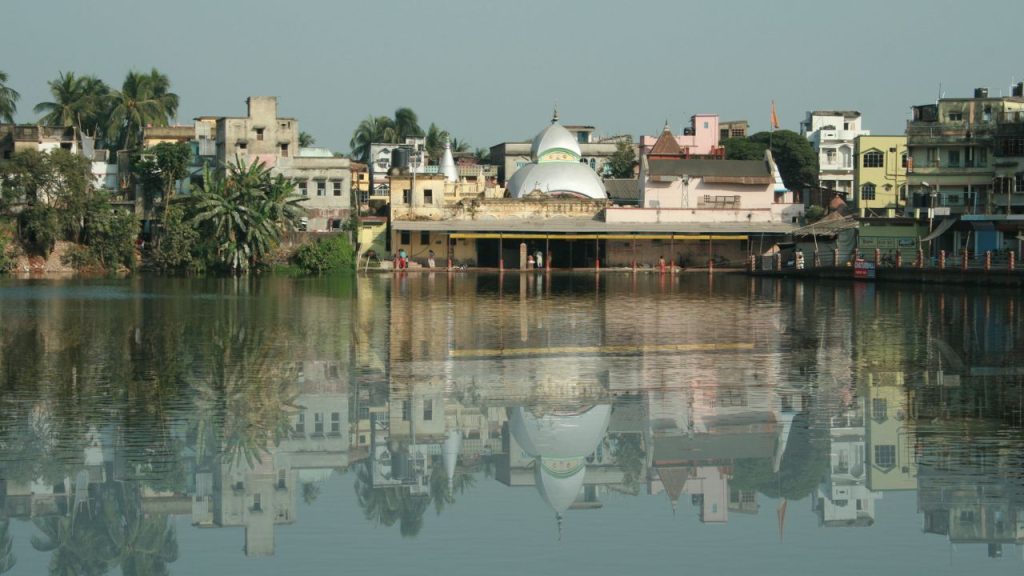 कार्यक्रम से पहले मंदिर परिसर का रंग-रोगन किया जा रहा है और इसे भगवा रंग से सजाया जा रहा है. इसे धार्मिक आस्था और राजनीतिक संदेश दोनों से जोड़ा जा रहा है, खासकर इसलिए क्योंकि यह कार्यक्रम राज्य में हाल के राजनीतिक बदलावों और बड़ी चुनावी जीत के बाद आयोजित हो रहा है.
कार्यक्रम से पहले मंदिर परिसर का रंग-रोगन किया जा रहा है और इसे भगवा रंग से सजाया जा रहा है. इसे धार्मिक आस्था और राजनीतिक संदेश दोनों से जोड़ा जा रहा है, खासकर इसलिए क्योंकि यह कार्यक्रम राज्य में हाल के राजनीतिक बदलावों और बड़ी चुनावी जीत के बाद आयोजित हो रहा है.