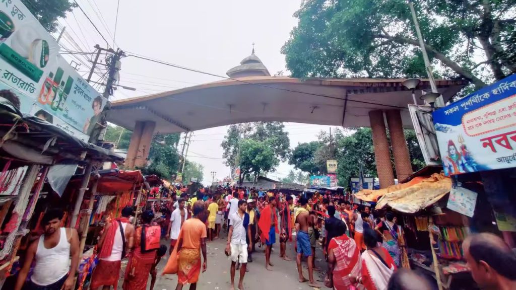 तारकेश्वर का प्रसिद्ध शिव मंदिर इस क्षेत्र की सबसे बड़ी पहचान है, जिसे 18वीं शताब्दी में राजा भरमल्ला ने बनवाया था. यह मंदिर अपनी पारंपरिक बंगाली स्थापत्य शैली और धार्मिक महत्व के लिए जाना जाता है, और यहां बड़ी संख्या में श्रद्धालु दर्शन के लिए आते हैं.
तारकेश्वर का प्रसिद्ध शिव मंदिर इस क्षेत्र की सबसे बड़ी पहचान है, जिसे 18वीं शताब्दी में राजा भरमल्ला ने बनवाया था. यह मंदिर अपनी पारंपरिक बंगाली स्थापत्य शैली और धार्मिक महत्व के लिए जाना जाता है, और यहां बड़ी संख्या में श्रद्धालु दर्शन के लिए आते हैं.