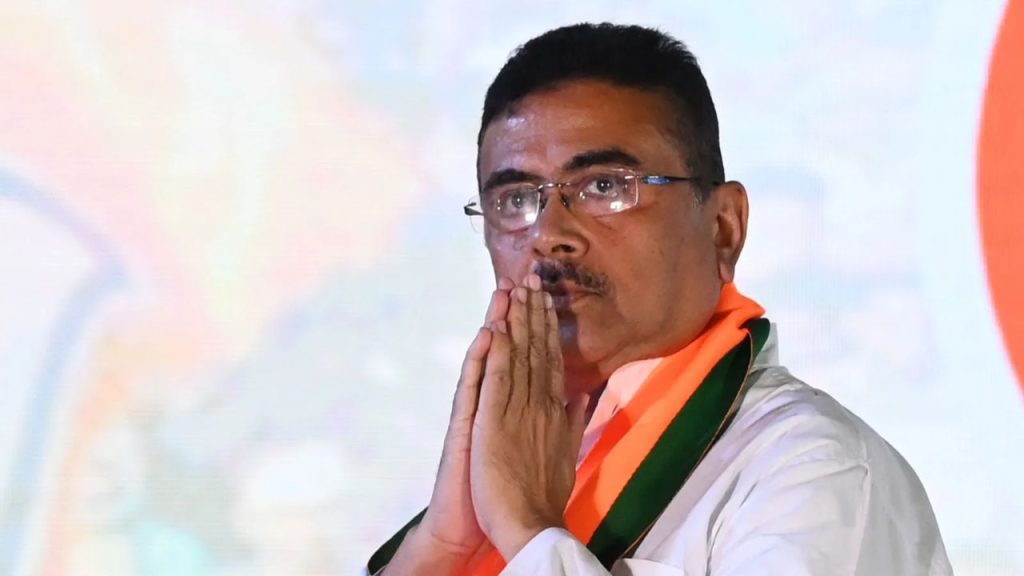 कई जानकारों के अनुसार इस कार्यक्रम के लिए तारकेश्वर को चुनने के पीछे राजनीतिक रणनीति भी मानी जा रही है. माना जाता है कि पश्चिम बंगाल के मुख्यमंत्री सुवेंदु अधिकारी ने पहले से ही राज्य में हिंदू आस्था और विकास योजनाओं को जोड़कर एक खास राजनीतिक संदेश देने की कोशिश की है. ऐसे में तारकेश्वर जैसे धार्मिक महत्व वाले स्थान से पीएम किसान योजना का कार्यक्रम होना भी उसी संदेश को और मजबूत करता है.
कई जानकारों के अनुसार इस कार्यक्रम के लिए तारकेश्वर को चुनने के पीछे राजनीतिक रणनीति भी मानी जा रही है. माना जाता है कि पश्चिम बंगाल के मुख्यमंत्री सुवेंदु अधिकारी ने पहले से ही राज्य में हिंदू आस्था और विकास योजनाओं को जोड़कर एक खास राजनीतिक संदेश देने की कोशिश की है. ऐसे में तारकेश्वर जैसे धार्मिक महत्व वाले स्थान से पीएम किसान योजना का कार्यक्रम होना भी उसी संदेश को और मजबूत करता है.