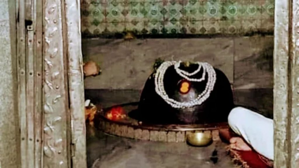 प्रधानमंत्री इस दौरे के दौरान तारकेश्वर शिव मंदिर में भगवान शिव की विशेष पूजा-अर्चना करेंगे और गर्भगृह में दर्शन भी करेंगे. इसके बाद वह एक विशाल जनसभा को भी संबोधित करेंगे, जिसमें विकास, किसान योजनाओं और राज्य की राजनीति से जुड़े मुद्दों पर चर्चा हो सकती है.
प्रधानमंत्री इस दौरे के दौरान तारकेश्वर शिव मंदिर में भगवान शिव की विशेष पूजा-अर्चना करेंगे और गर्भगृह में दर्शन भी करेंगे. इसके बाद वह एक विशाल जनसभा को भी संबोधित करेंगे, जिसमें विकास, किसान योजनाओं और राज्य की राजनीति से जुड़े मुद्दों पर चर्चा हो सकती है.