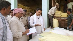 266 रुपये वाली यूरिया 850 में बेच रहा था, किसान बन पहुंचे अफसरों की कार्रवाई देख भागा विक्रेता 266 रुपये वाली यूरिया 850 में बेच रहा था, किसान बन पहुंचे अफसरों की कार्रवाई देख भागा विक्रेता
