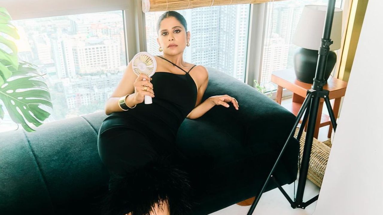 सईचा हा लुक एखाद्या पार्टी साठी किंवा इव्हेंटला शोभेल आसा आहे. या फोटोमधील तिच्या अदा पाहून चाहते या पोस्टला भरपूर प्रतिसाद देताना दिसत आहे. 