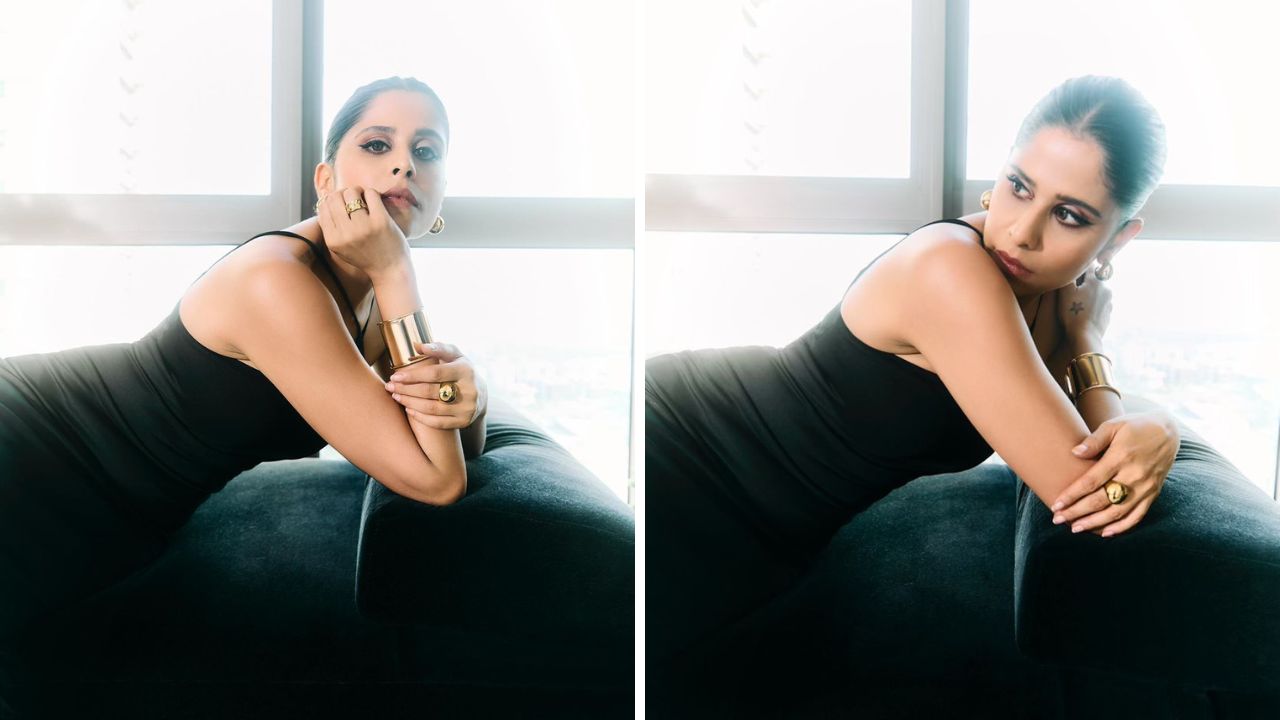 या सुंदरश्या काळ्या गाऊनवर सईने अत्यंत रेखीव मेकअप केला आहे. या काळ्याड्रेसवरील लुक पूर्ण करण्यासाठी सईने डार्क आयशॅडो, बोल्ड आयलायनर, डार्क मस्कारा, जाड काजळ आणि सोबतच न्यूड रंगाची लिपस्टिक या सर्व सामग्रीचा वापर करून तिने हा लुक तयार केला आहे.