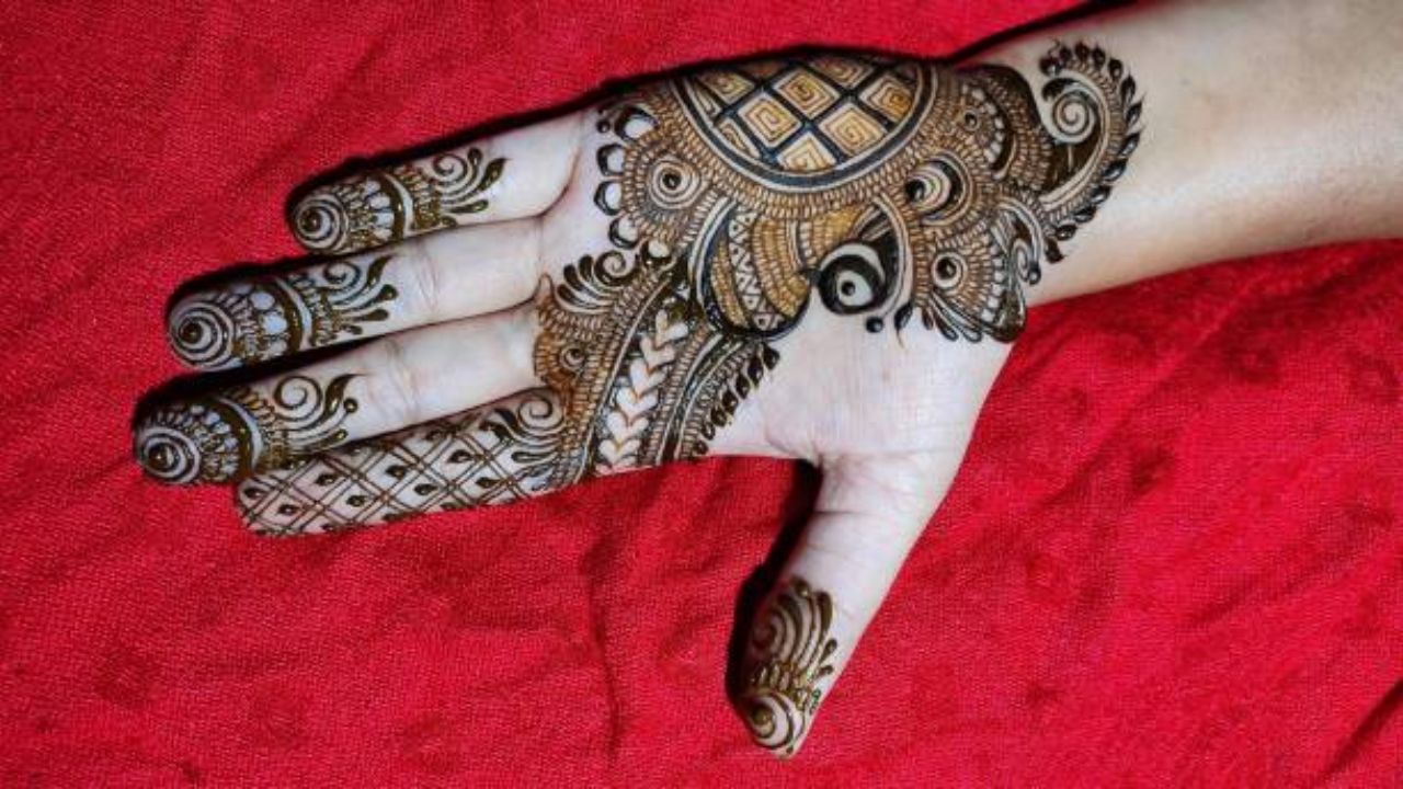 हल्ली सगळीकडे अरेबिक मेहंदीचा ट्रेंड आला आहे. हातांच्या मध्यभागापासून या मेहंदीला सुरुवात केली जाते. कमीत कमी डिझाईन हवी असल्यास तुम्ही ही मेहंदी काढू शकता.