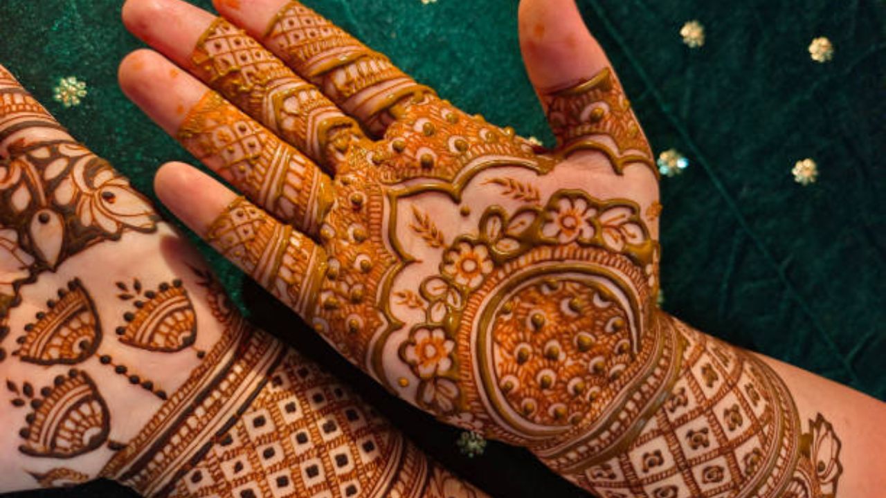 मेहेंदीमध्ये फुले असलेली मेहंदी हातांवर अधिक सुंदर दिसते. याला मिनिमलिस्ट डिझाइन असे बोलतात. ही मेहंदी तुम्ही तळहातांवर लावू शकता.